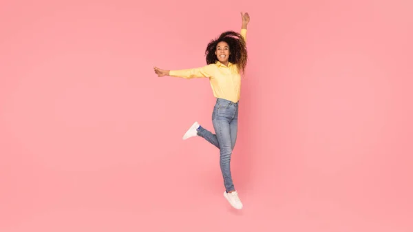 Mujer Negra Elegante Posando Saltando Mostrando Estilo Contra Fondo Rosa — Foto de Stock