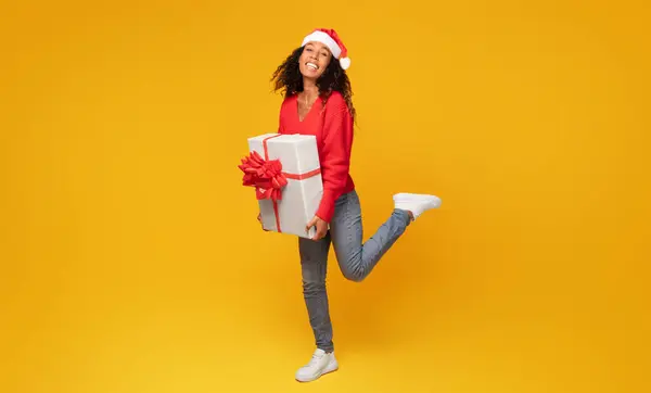 Joyful Black Woman Santa Hat Proudly Displaying Large Gift Box — Stock Photo, Image