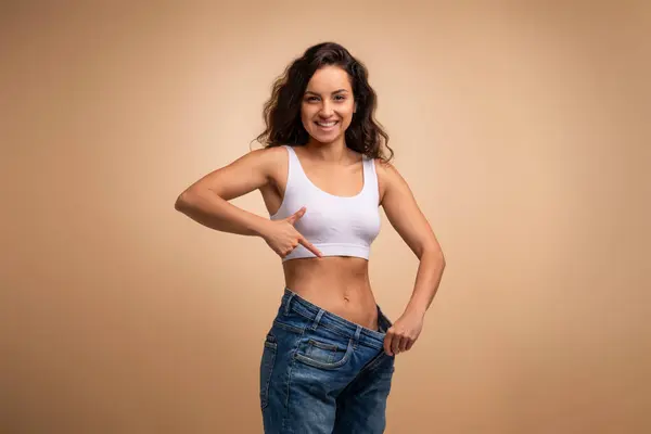 Gelukkig Aantrekkelijke Brunette Slanke Millennial Vrouw Dragen Enorme Jeans Met — Stockfoto