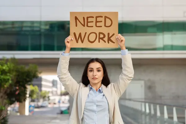 Smutna Poważna Millenium Kobieta Garniturze Pokazać Baner Napisem Potrzebują Pracy — Zdjęcie stockowe