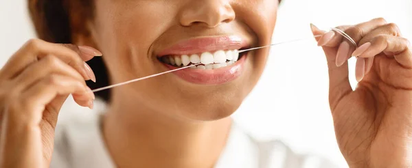 Cropped Shot Smiling Black Woman Using Dental Floss Home Happy — Stock Photo, Image