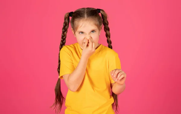 Ğrenç Bir Kavram Elle Burun Kaplayan Duygusal Küçük Kız Kötü — Stok fotoğraf