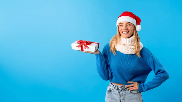 Joyeux Jeune Femme Européenne Dans Chapeau Santa Tenant Boîte Cadeau — Photo