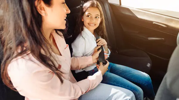 Aracın Içinde Şefkatli Anne Kızlarının Güvenliğini Sağlamak Için Emniyet Kemerini — Stok fotoğraf