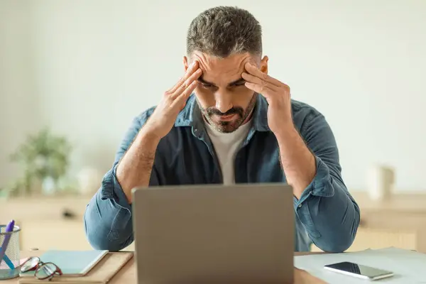Modern Ofiste Dizüstü Bilgisayara Bakarken Stres Baş Ağrısı Çeken Orta — Stok fotoğraf
