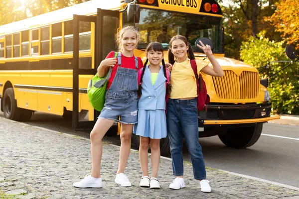 Sarı Okul Otobüsünün Yanında Duran Tane Çoklu Etnik Kökenli Genç — Stok fotoğraf