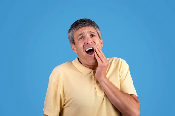 Ból Zęba Starszy Mężczyzna Cierpi Ból Zęba Naciska Dłoń Usta — Zdjęcie stockowe