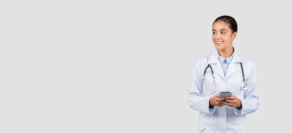 Leende Europeisk Tusenårig Dam Läkare Vit Rock Med Stetoskop Chatta — Stockfoto
