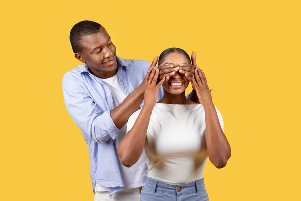 Homem Negro Feliz Surpreende Mulher Encantada Cobrindo Olhos Com Mãos — Fotografia de Stock