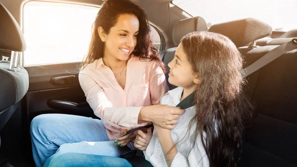 在车内 母亲亲切地与她的小女儿交流 在旅行中捕捉了父母与孩子之间的真挚联系 — 图库照片
