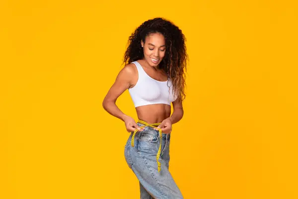 Afroamerikanerin Zeigt Nach Dem Abnehmen Ihren Schlanken Bauch Und Hält — Stockfoto