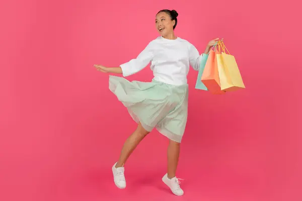Μεγάλη Ιδέα Πωλήσεων Νεαρή Ευτυχισμένη Ασιατική Γυναίκα Τρέχει Πολύχρωμο Τσάντες — Φωτογραφία Αρχείου