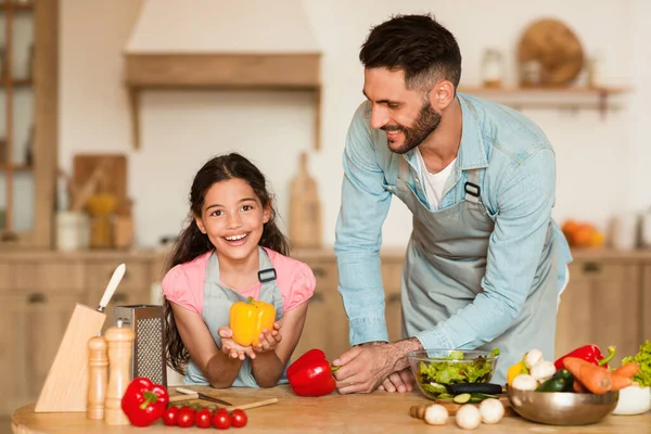 Sorridente Papà Sua Giovane Figlia Godono Del Tempo Insieme Cucina — Foto Stock