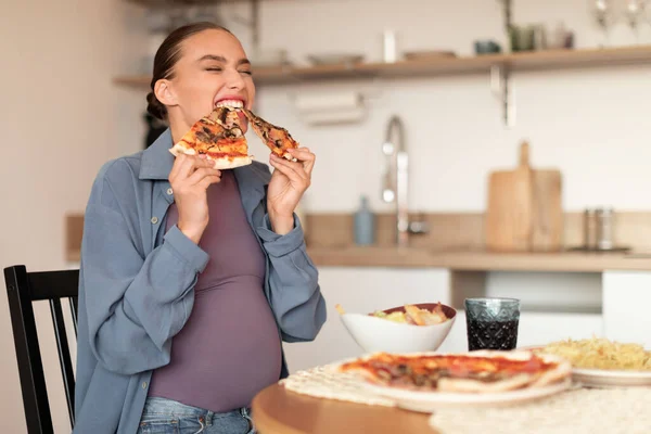 Glowing Expecting Mother Enthusiastically Savoring Two Slices Pizza Showcasing Delightful — Stock Photo, Image