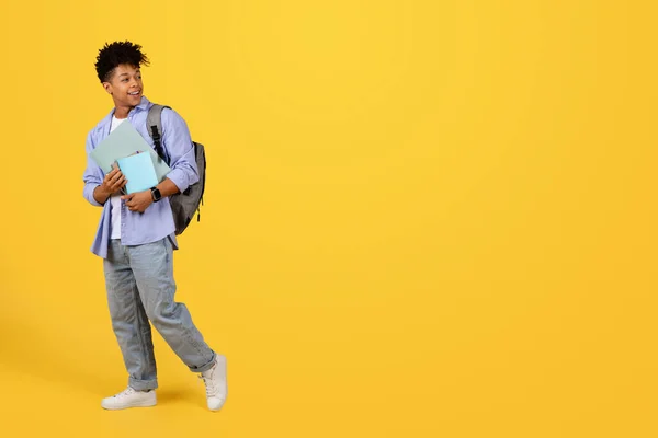 Glada Unga Svarta Manliga Student Bär Mappar Och Ryggsäck Promenader — Stockfoto