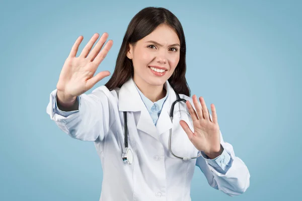 Молода Жінка Лікар Лабораторному Пальто Показує Знак Стоп Своїми Руками — стокове фото
