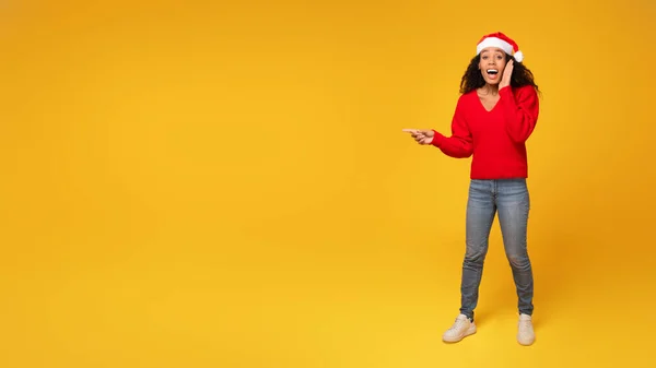 Surprised Black Woman Wearing Santa Hat Energetically Pointing Free Space — Stock Photo, Image