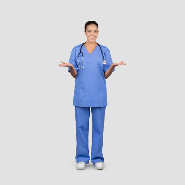 Весела Європейська Медсестра Тисячоліття Синій Формі Тримає Вільний Простір Руках — стокове фото