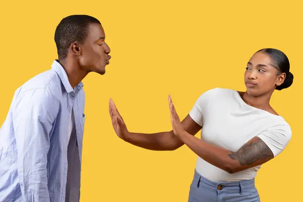 Schwarzer Mann Versucht Küssen Während Die Frau Ihre Hand Stoppschild — Stockfoto