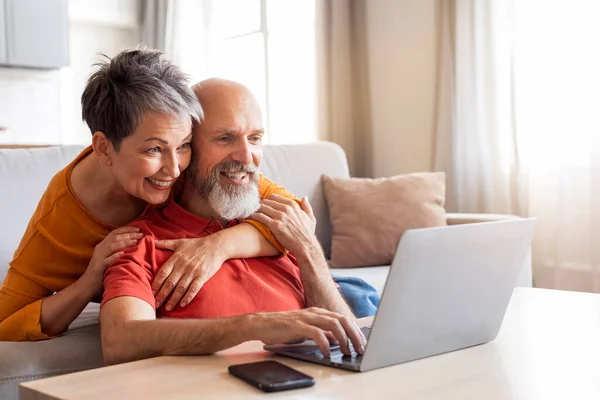 Glad Senior Par Använda Bärbar Dator Bläddra Internet Hemma Äldre — Stockfoto
