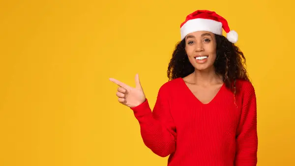 Femme Noire Joyeuse Dans Chapeau Santa Gestes Pour Libérer Espace — Photo