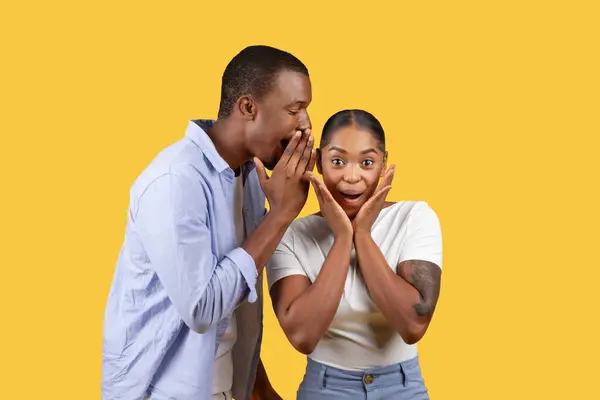 Hombre Negro Susurra Oído Las Mujeres Expresión Uno Choque Excitado —  Fotos de Stock