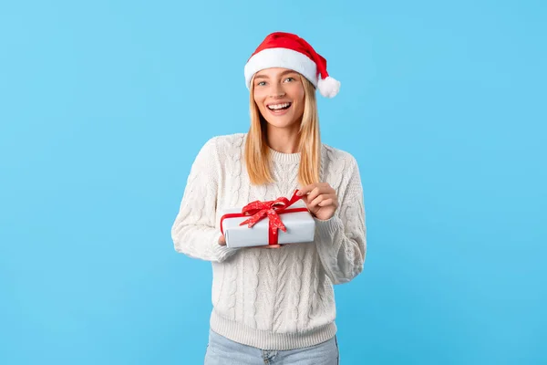 Entzückte Frau Kuscheligem Pullover Und Nikolausmütze Mit Weihnachtsgeschenk Mit Roter — Stockfoto