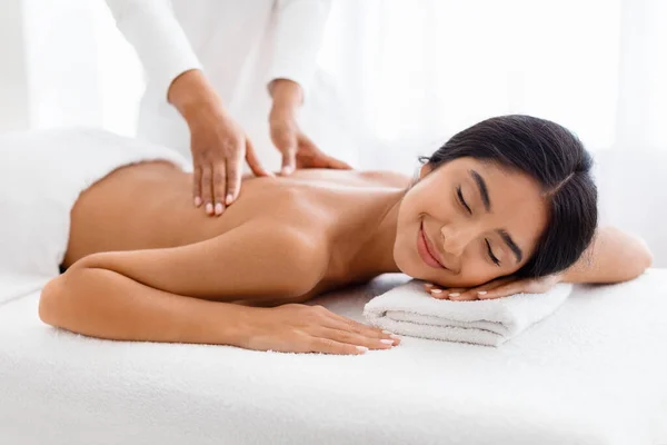 Vacker Ung Indisk Kvinna Njuter Professionell Wellness Massage Spa Salong — Stockfoto