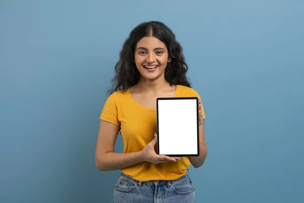 Jovem Estudante Indiana Alegre Muito Encaracolado Mostrando Tablet Digital Com — Fotografia de Stock