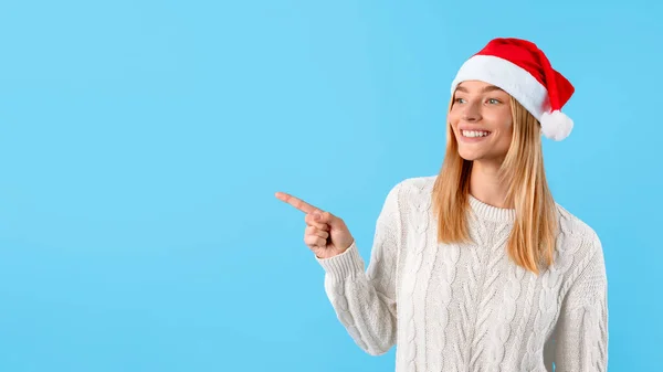 Joyeux Jeune Femme Portant Chapeau Père Noël Pull Blanc Pointant — Photo