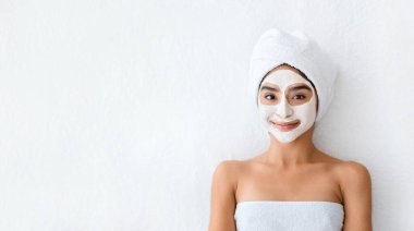 Yüz maskesi, sağlık reklamı için fotokopi alanı ile kaplıca güzellik tedavisi. Genç Hintli kadın spa salonunda yüz kilinden maske takıyor, cilt bakımı, üst görünüm