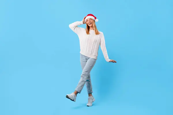 Joyful Young Lady Wearing Santa Hat White Sweater Smiles Brightly — Stock Photo, Image