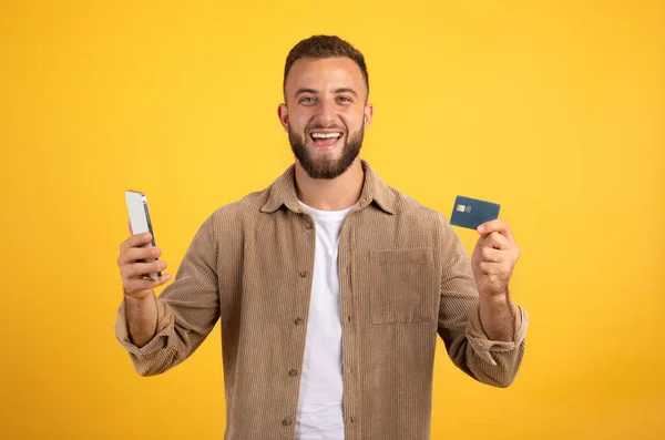 Sakallı Avrupalı Bir Adamın Kredi Kartı Göstermesine Telefon Etmesine Zaferi — Stok fotoğraf
