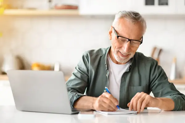 Online Lernen Für Ältere Erwachsene Senior Benutzt Laptop Und Macht — Stockfoto