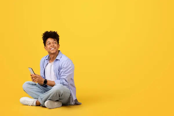 Gericht Zwarte Mannelijke Student Trendy Kleding Met Mobiele Telefoon Kijken — Stockfoto