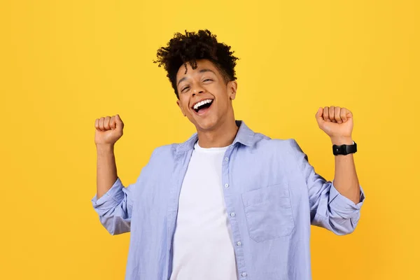 Ecstatic Jonge Zwarte Man Met Krullend Haar Lachen Opvoeden Gebalde — Stockfoto