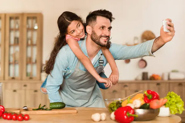 Delighted Dad His Daughter His Back Takes Playful Selfie Home — Stock Photo, Image