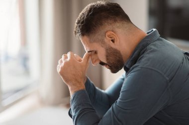 Depresyondaki orta yaşlı adam kederle boğuşuyor, mutsuz bir ifadeyle evde tek başına oturuyor, kişisel ve mali sorunlarla boğuşuyor. Yalnızlık ve erkek depresyonu kavramı