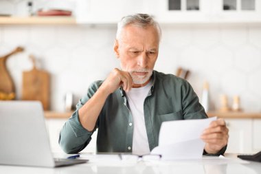 Evde kitap okuyan ciddi kıdemli bir adamın portresi, mutfakta oturan yaşlı bir beyefendinin mali evrakları kontrol etmesi, mektup okuması, banka tebligatını gözden geçirmesi, boş alan incelemesi...