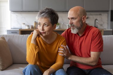 Kıdemli kocasını önemseyen, üzgün karısını evinde teselli eden, kavga sonrası özür dileyen, üzgün eşine destek olan, olgun çift ilişkilerinde kriz yaşayan, yakın çekim yapan,