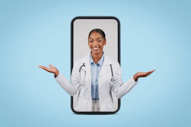 Milenyum siyahi kadın doktor, mavi arka planda izole edilmiş büyük bir akıllı telefon ekranında boş yer tutuyor. Tıbbi yardım uygulaması, modern sağlık hizmetleri, terapist web sitesi