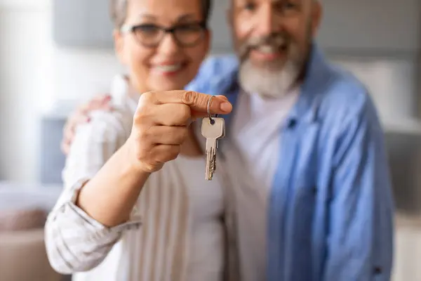 Real Estate Concept Happy Senior Couple Holding Home Keys Showing — Stock Photo, Image