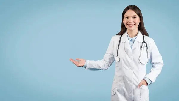 Позитивний Жінка Лікар Стетоскопом Посміхається Показує Свою Долоню Реклами Ідеально — стокове фото