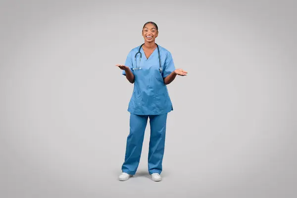 Smilende Millennial Svart Lege Kirurg Sykepleier Blå Uniform Holde Kopirom – stockfoto