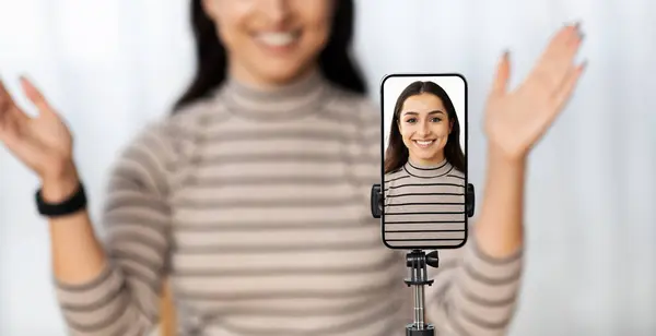 Neşeli Bin Yıllık Arap Kadın Blogcu Telefon Ekranında Video Çekiyor — Stok fotoğraf