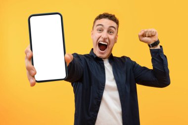 Neşeli Duygusal Adam Elinde Büyük Boş Cep Telefonu Tutuyor Kameraya Beyaz Ekran Gösteriyor, Mutlu Milenyum Adamı Yeni Uygulama veya Mobil Web Sitesi Tavsiye Ediyor, Mobil Sancak Kolonisi