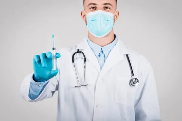 Mužský Zdravotnický Pracovník Stetoskopem Ochrannou Maskou Předkládající Lékařskou Stříkačku Připravený — Stock fotografie