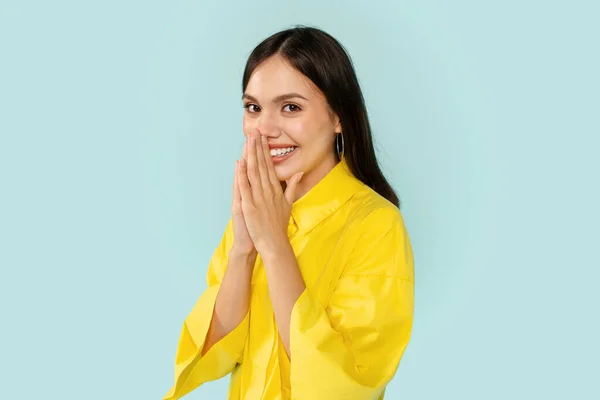 Застенчивая Молодая Привлекательная Брюнетка Жёлтой Рубашке Держащая Руки Рта Улыбаясь — стоковое фото