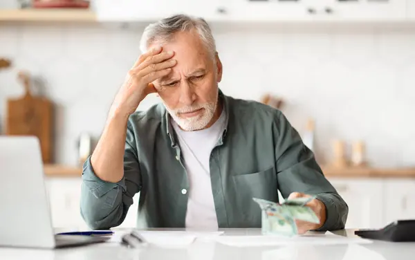 Problemi Finanziari Uomo Anziano Depresso Guardando Denaro Contanti Mano Mentre — Foto Stock