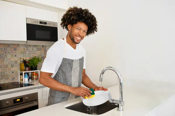 Счастливый Черный Молодой Человек Занимался Мытьем Посуды Раковины Современной Кухне — стоковое фото